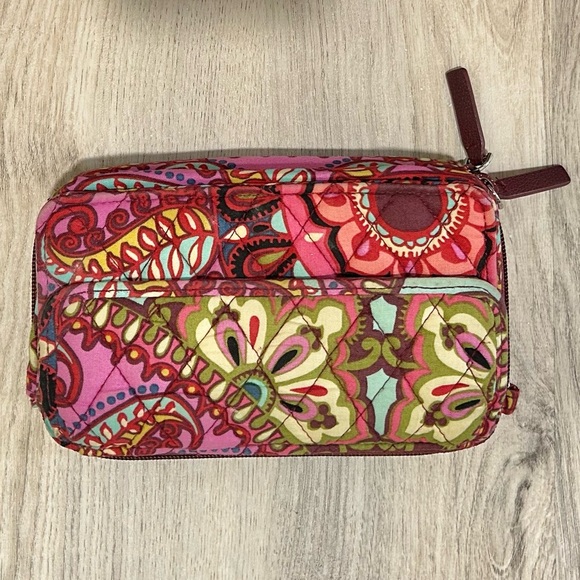 Vera Bradley Resort Medallion Paisley Pink Red Medium Zipper Wallet - Picture 1 of 7